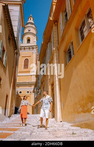 Menton Francia, coppia uomini e donna in vacanza alla Costa Azzurra Francia, vista sulla parte vecchia di Menton, Provenza-Alpi-Costa Azzurra Foto Stock