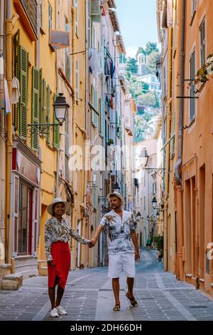 Menton Francia, coppia uomini e donna in vacanza alla Costa Azzurra Francia, vista sulla parte vecchia di Menton, Provenza-Alpi-Costa Azzurra Foto Stock