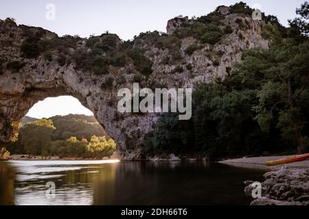 Ardeche Francia, vista dell'arco Narurale a Vallon Pont D'Arc in Canyon di Ardeche in Francia Foto Stock