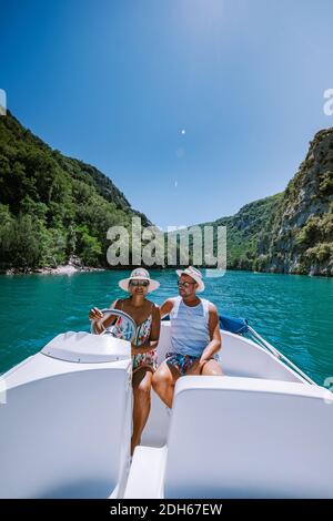 Vista sulle rocce rocciose della gola di Verdon al lago di Sainte Croix, Provenza, Francia, vicino Moustiers Sainte Marie, dipartimento Alpe Foto Stock