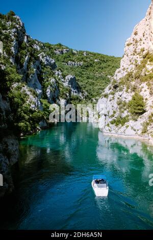 Vista sulle rocce rocciose della gola di Verdon al lago di Sainte Croix, Provenza, Francia, vicino Moustiers Sainte Marie, dipartimento Alpe Foto Stock