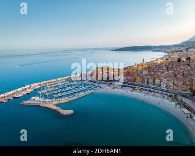 Vista sulla parte vecchia di Menton, Provenza-Alpi-Costa Azzurra, Francia. Foto Stock