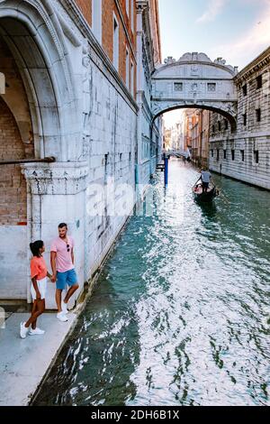 Coppia uomini e donne in un viaggio in città a Venezia Italia, strade colorate con canali Venezia Foto Stock