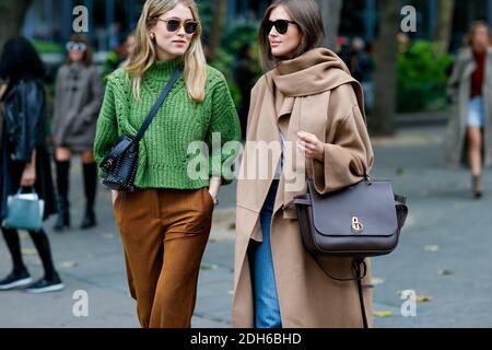 Street Style, Annabel Rosendahl e Darja Barannik in arrivo allo spettacolo Carven Primavera-Estate 2018 tenutosi all'Université Pierre et Marie Curie, a Parigi, Francia, il 28 settembre 2017. Foto di Marie-Paola Bertrand-Hillion/ABACAPRESS.COM Foto Stock