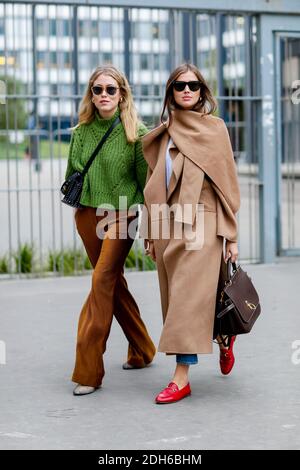 Street Style, Annabel Rosendahl e Darja Barannik in arrivo allo spettacolo Carven Primavera-Estate 2018 tenutosi all'Université Pierre et Marie Curie, a Parigi, Francia, il 28 settembre 2017. Foto di Marie-Paola Bertrand-Hillion/ABACAPRESS.COM Foto Stock