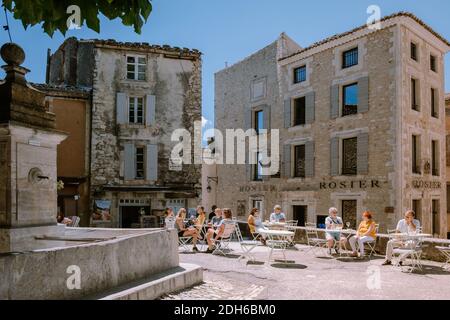 Vista di Gordes, una piccola città medievale in Provenza, Francia giugno 2020. Una vista sulle sporgenze del tetto di questo bellissimo villaggio Foto Stock