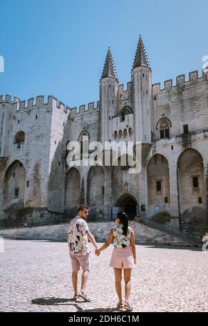 Viaggio di coppia Avignone Francia meridionale, Palazzo dei Papi antichi, Saint-Benezet, Avignone, Provenza, Francia Foto Stock