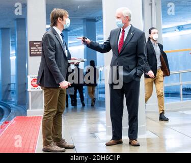 Washington, Stati Uniti. 09 dicembre 2020. Il senatore degli Stati Uniti Ron Johnson (R-WI) parla con un reporter alla metropolitana del Senato. Credit: SOPA Images Limited/Alamy Live News Foto Stock