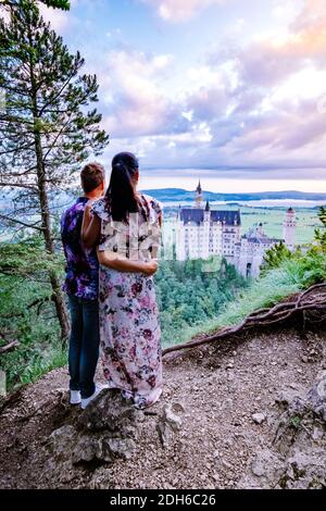 Uomini e donne in coppia visitano il Castello di Neuschwanstein. Splendida vista del famoso castello di Neuschwanstein, il XIX secolo R. Foto Stock