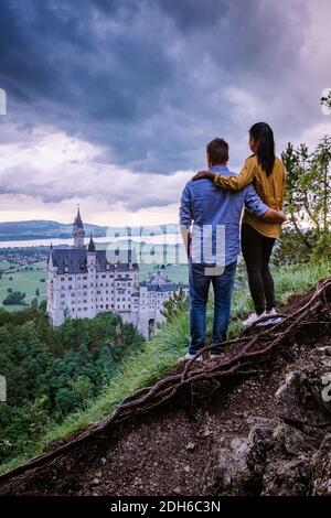 Uomini e donne in coppia visitano il Castello di Neuschwanstein. Splendida vista del famoso castello di Neuschwanstein, il XIX secolo R. Foto Stock