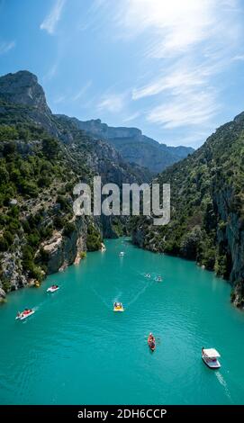 Vista sulle rocce rocciose della gola di Verdon al lago di Sainte Croix, Provenza, Francia, vicino Moustiers Sainte Marie, dipartimento Alpe Foto Stock