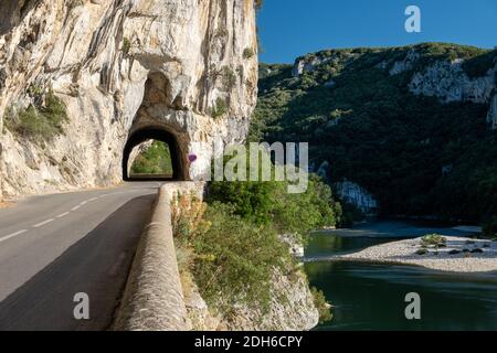 Ardeche Francia, vista dell'arco Narurale a Vallon Pont D'Arc in Canyon di Ardeche in Francia Foto Stock