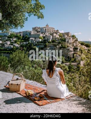 Vista di Gordes, una piccola città medievale in Provenza, Francia. Una vista delle sporgenze del tetto di questo bel villaggio e lit Foto Stock