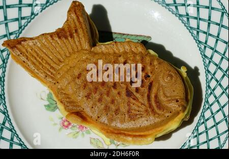 Pane giapponese a forma di pesce con ripieno di fagioli rossi dolci (Taiyaki) Foto Stock