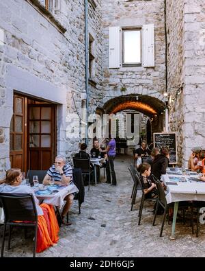 Ruoms Ardeche Francia 2020 giugno, la gente in ristorante al villaggio medievale di Ruoms con le sue vecchie case in mattoni e piccoli vicoli Foto Stock