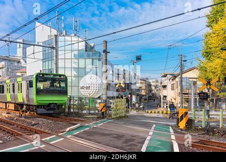 tokyo, giappone - dicembre 06 2020: Japan Rail train che passa sopra l'ultimo livello di attraversamento della linea Yamanote chiamata Nakazato Railroad Crossing II locat Foto Stock