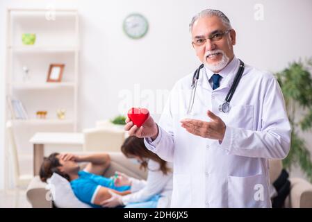 Due medici in visita a casa di un giovane malato Foto Stock