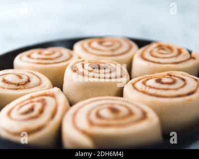 Vegan Cinnamon Rolls pasta cruda, vista dall'alto Foto Stock