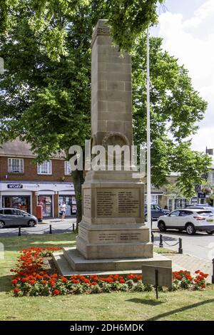 OLNEY, REGNO UNITO - 23 luglio 2016: Il memoriale di guerra sul villaggio verde di Olney, Buckinghamshire. Foto Stock