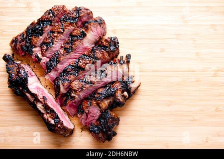 Una nervatura di rare bistecche cucinate alla perfezione sulla griglia Foto Stock