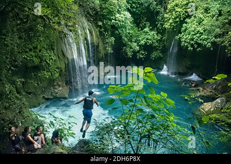 Saltando in Puente de Dios cenote, Tamasopo, San Luis Potosi, Messico Foto Stock