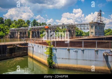 Augusta, GA USA - 07 04 20: Impianto e cielo di Lock and Dam Foto Stock