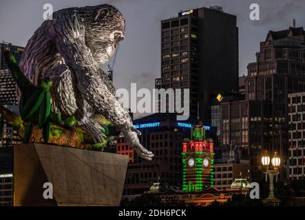 Melbourne Australia: David Greybeard art installation dell'artista Lisa Roet siede su Princes Bridge Melbourne al crepuscolo. Foto Stock