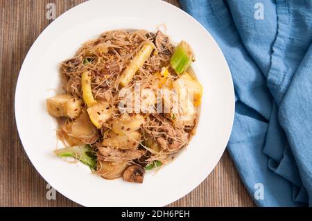 osserva la zampa con pollo e verdure fresche, un mea tradizionale tailandese Foto Stock