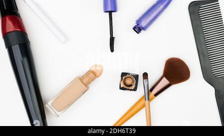 Strumenti per il trucco e la cura dei capelli su sfondo bianco Foto Stock