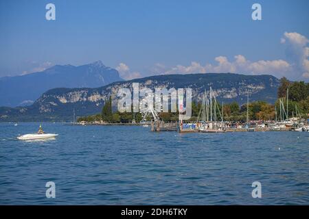Veduta del lago di Garda in Italia da Bardolino 18 Foto Stock