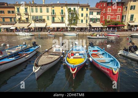 Dogana Veneta e Porticciolo a Lazise, in Italia con barche colorate 7 Foto Stock