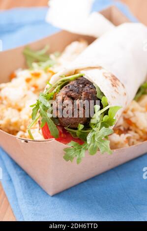 involtino di agnello con pita fatta in casa e riso dolce Foto Stock