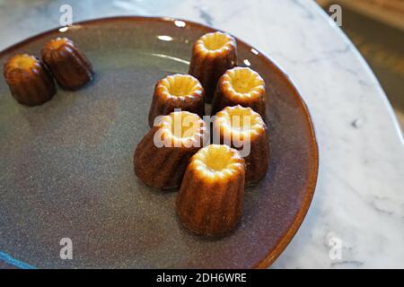 Il Canelé (Canele) de Bordeaux, pasticceria francese confezione ricca cudy interno racchiuso da una sottile conchiglia caramellata Foto Stock