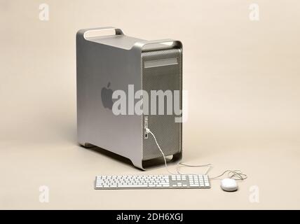 Computer Apple Power Mac G5 in custodia metallica con tastiera e mouse Apple originali collegati, isolato su sfondo beige Foto Stock