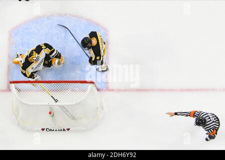 Omaha, NE, Stati Uniti. 9 dicembre 2020. Il 9 dicembre 2020 il Referente Ryan Hersey segnala un gol durante una partita di hockey degli uomini della NCAA D1 tra i Nebraska-Omaha Mavericks e i Colorado College Tigers all'arena di Baxter a Omaha NE, sede del NCHC ''Pod'' dove i primi 38 . Credit: CAL Sport Media/Alamy Live News Foto Stock