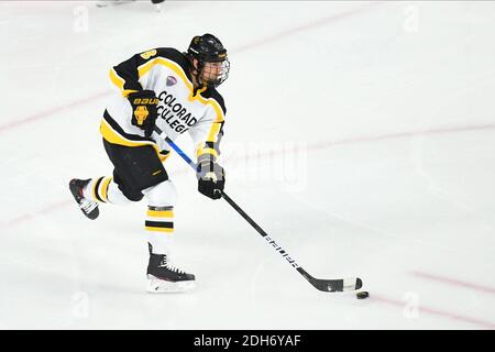 Omaha, NE, Stati Uniti. 9 dicembre 2020. Il 9 dicembre 2020 il difensore del Colorado College Tigers Connor Mayer (18) pattina con il disco durante una partita di hockey maschile del NCAA D1 tra i Mavericks del Nebraska-Omaha e i Tigers del Colorado College presso l'arena Baxter di Omaha NE, sede del 'Pod' del NCHC dove il primo 38. Credit: CAL Sport Media/Alamy Live News Foto Stock