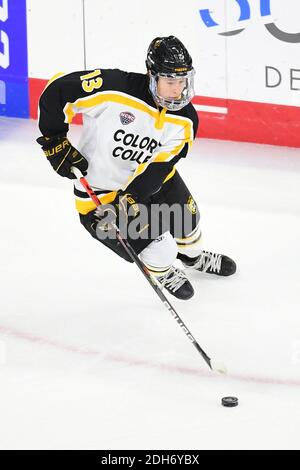 Omaha, NE, Stati Uniti. 9 dicembre 2020. 9 dicembre 2020 Colorado College Tigers Forward Jordan Biro (13) pattina con il puck durante una partita di hockey maschile NCAA D1 tra i Nebraska-Omaha Mavericks e il Colorado College Tigers a Baxter Arena a Omaha NE, sede del NCHC ''Pod'' dove i primi 38 . Credit: CAL Sport Media/Alamy Live News Foto Stock