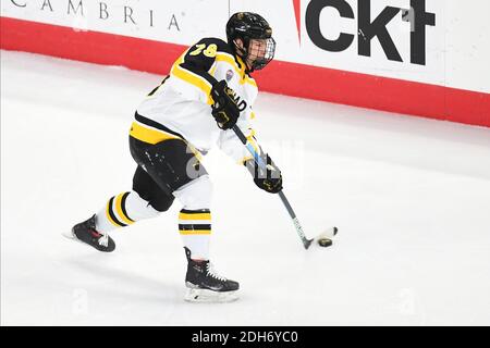 Omaha, NE, Stati Uniti. 9 dicembre 2020. Il 9 dicembre 2020 il Nebraska-Omaha Mavericks in avanti Jack Randl (28) spara il puck sul ghiaccio durante una partita di hockey degli uomini NCAA D1 tra il Nebraska-Omaha Mavericks e il Colorado College Tigers all'arena di Baxter a Omaha NE, sede del NCHC ''Pod'' dove i primi 38 . Credit: CAL Sport Media/Alamy Live News Foto Stock