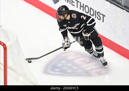 Omaha, NE, Stati Uniti. 9 dicembre 2020. Il 9 dicembre 2020 il difensore del Nebraska-Omaha Mavericks Jason Smalledge (2) pattina con il puck durante una partita di hockey maschile dell'NCAA D1 tra i Nebraska-Omaha Mavericks e i Colorado College Tigers all'arena di Baxter a Omaha NE, sede del NCHC ''Pod'' dove il primo 38. Credit: CAL Sport Media/Alamy Live News Foto Stock