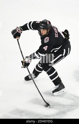 Omaha, NE, Stati Uniti. 9 dicembre 2020. Il 9 dicembre 2020 il difensore del Nebraska-Omaha Mavericks Brandon Scanlin (4) pattina con il puck durante una partita di hockey degli uomini del NCAA D1 tra il Nebraska-Omaha Mavericks e il Colorado College Tigers all'arena di Baxter a Omaha NE, sede del NCHC ''Pod'' dove i primi 38 . Credit: CAL Sport Media/Alamy Live News Foto Stock