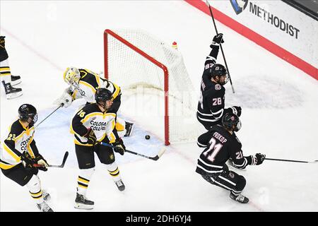 Omaha, NE, Stati Uniti. 9 dicembre 2020. 9 dicembre 2020 Nebraska-Omaha Mavericks Forward Jack Randl (28) celebra il raggiungimento di un obiettivo durante una partita di hockey maschile NCAA D1 tra il Nebraska-Omaha Mavericks e il Colorado College Tigers presso la Baxter Arena di Omaha NE, sede del NCHC ''Pod'' dove i primi 38 . Credit: CAL Sport Media/Alamy Live News Foto Stock