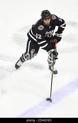 Omaha, NE, Stati Uniti. 9 dicembre 2020. 9 dicembre 2020 Nebraska-Omaha Mavericks Defenseman Nolan Krenzen (12) pattina con il puck durante una partita di hockey maschile NCAA D1 tra i Nebraska-Omaha Mavericks e i Colorado College Tigers all'arena di Baxter a Omaha NE, sede del NCHC ''Pod'' dove i primi 38 . Credit: CAL Sport Media/Alamy Live News Foto Stock