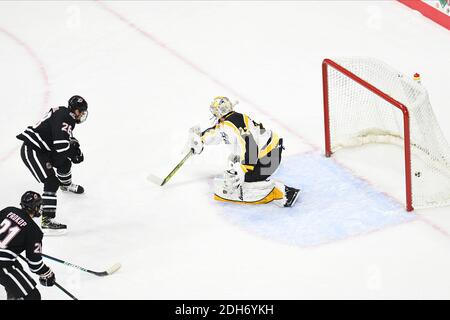 Omaha, NE, Stati Uniti. 9 dicembre 2020. 9 dicembre 2020 il Nebraska-Omaha Mavericks in avanti Jack Randl (28) spara il puck passato Colorado College Tigers goaltender Matt Vernon (30) per un gol durante una partita di hockey maschile NCAA D1 tra i Nebraska-Omaha Mavericks e i Colorado College Tigers a Baxter Arena a Omaha NE, casa del NCHC ''Pod'' dove il primo 38 . Credit: CAL Sport Media/Alamy Live News Foto Stock