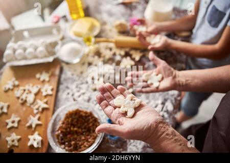 Panettieri amatoriali che preparano l'impasto dei biscotti a casa Foto Stock