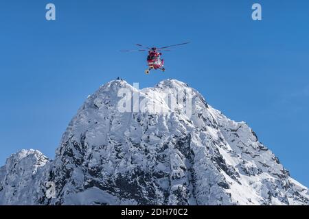 Elicottero di salvataggio salvato alpinisti in montagna Tatra Montagne Foto Stock