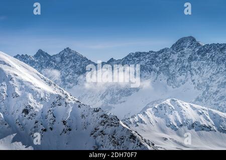 Vista da Kasprowy Wierch sulla vetta rocciosa della montagna in inverno Foto Stock