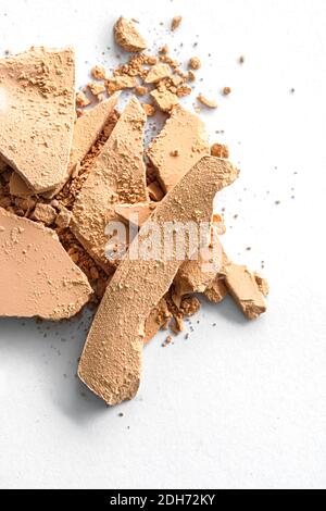 Polvere beige dell'ombra dell'occhio come closeup della tavolozza di trucco isolato su sfondo bianco, cosmetici schiacciati e texture di bellezza Foto Stock