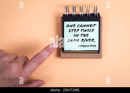 Non si può salire due volte nello stesso fiume - citazione di antico filosofo Heraclitus. Foto Stock