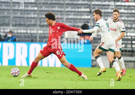 Leroy SANE, FCB 10 competere per la palla, affrontare, duello, testata, zweikampf, azione, lotta contro Dmitrii RYBCHINSKII, Lok Moskau Nr. 94 nella partita FC BAYERN MUENCHEN - LOKOMOTIVA MOSKAU del calcio UEFA Champions League tappa di gruppo nella stagione 2020/2021 a Monaco, 9 dicembre 2020. © Peter Schatz / Alamy Live News Foto Stock