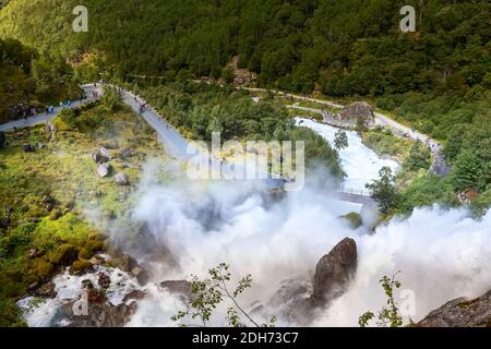 Rainbow e cascata Briksdal in Norvegia Foto Stock